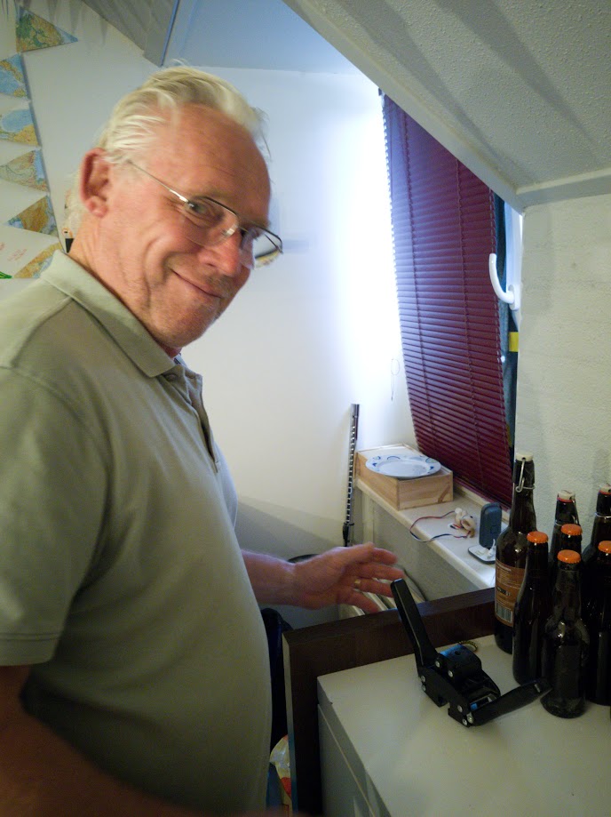 Anton Megens is hier de Trippel Antonius op de fles aan het doen. Een monnikenwerk!