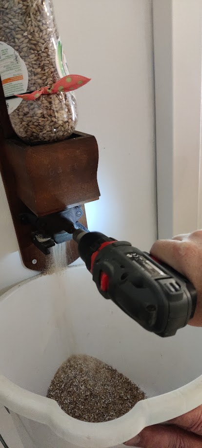 De mout aan het schroten.